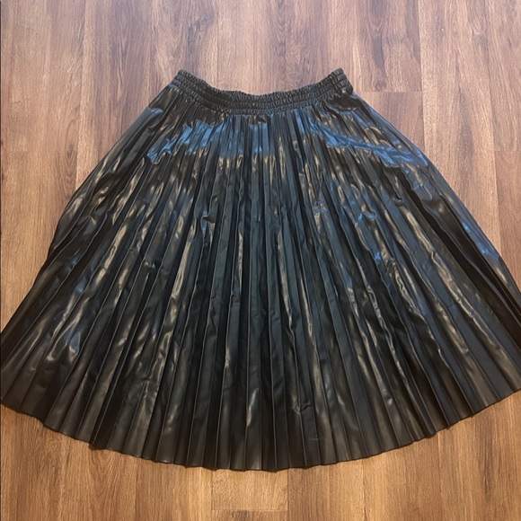 Max Studio Black Pleated Skirt XL like 12 or 14 Halloween Witch Skirt ? - Picture 1 of 2